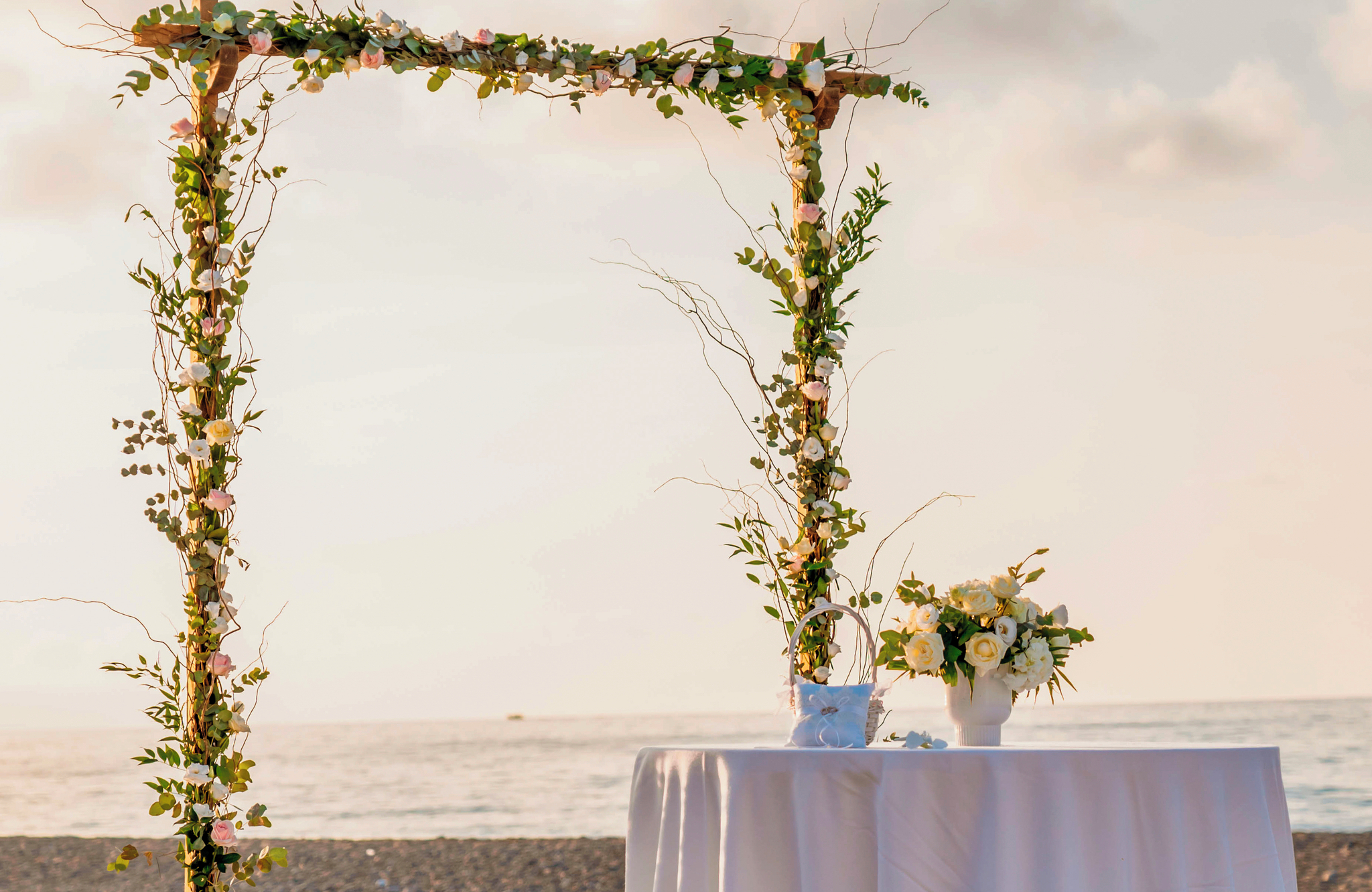 //www.jet2holidays.com/-/media/assets/wedding custom overviews/jet2 weddings images 101025/chq_her_79637_78778_grecotel_creta_palace_1025_jet2weddings_16_689x448.jpg